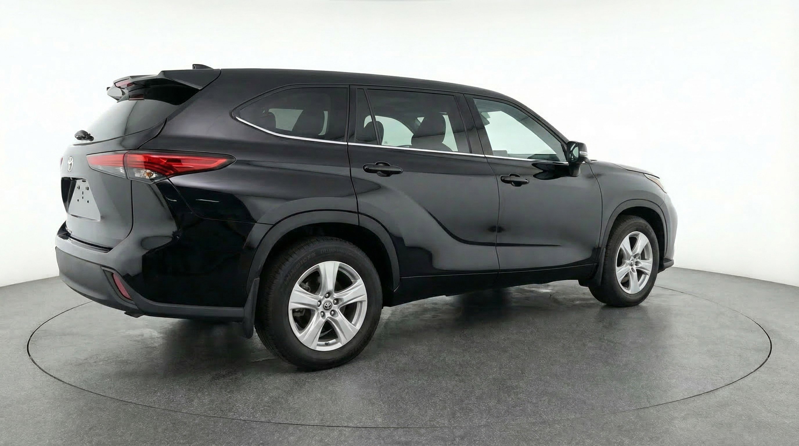 Used 2025 Toyota Highlander LE image 9