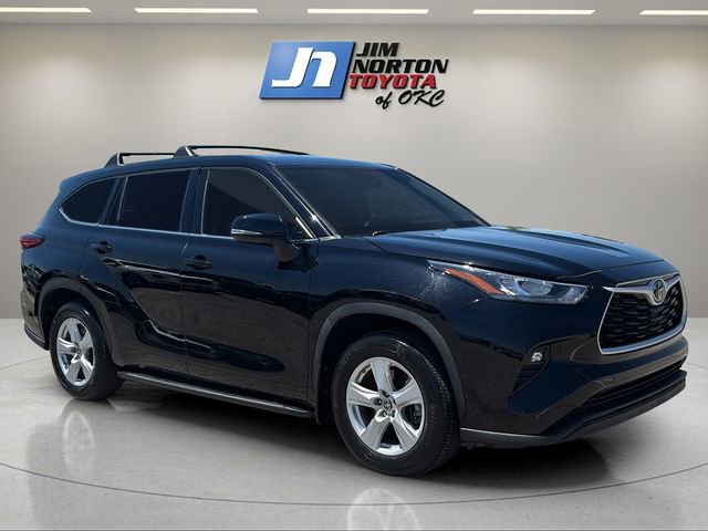 Used 2020 Toyota Highlander LE AWD/4WD image 3