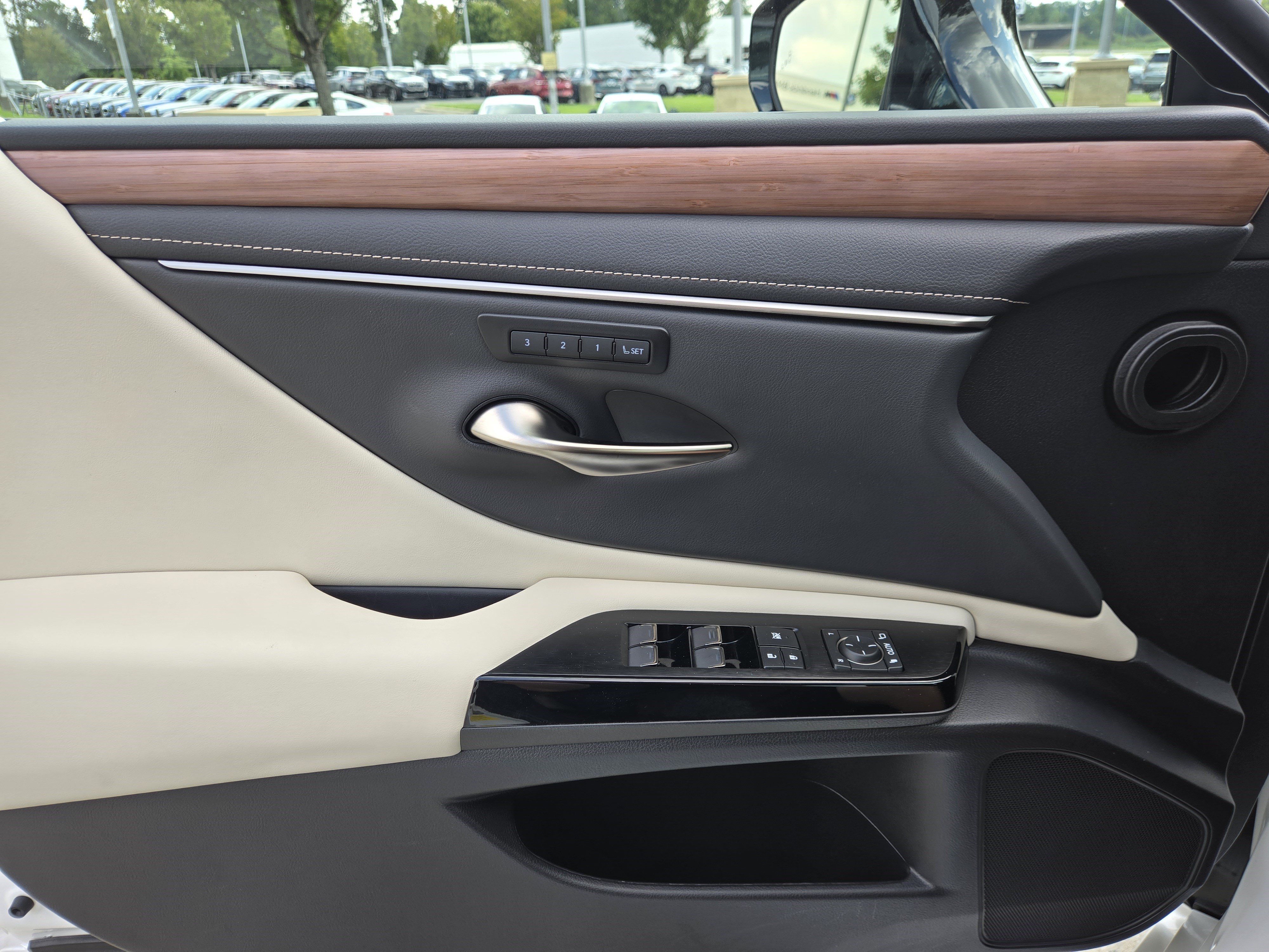 Used 2025 Lexus ES 350 w/ Premium Package FWD image 11
