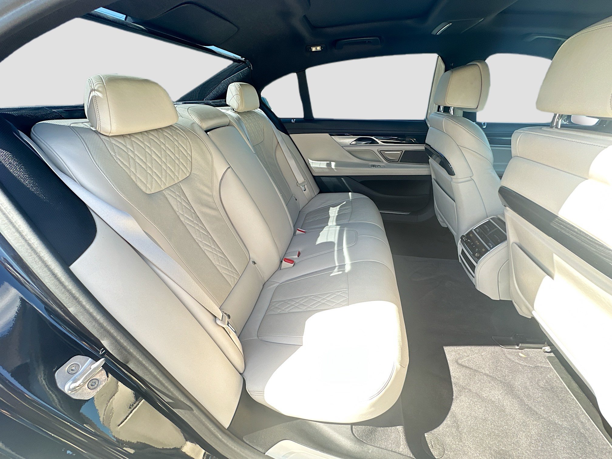 Used 2019 BMW 740i w/ Executive Package RWD image 29