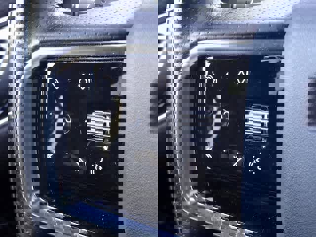 Used 2021 Land Rover Range Rover Velar R-Dynamic S image 19