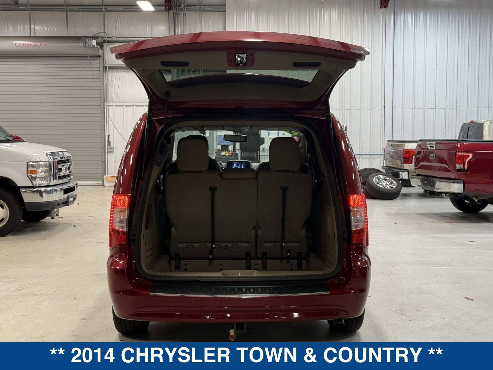 Used 2014 Chrysler Town & Country Touring-L image 12