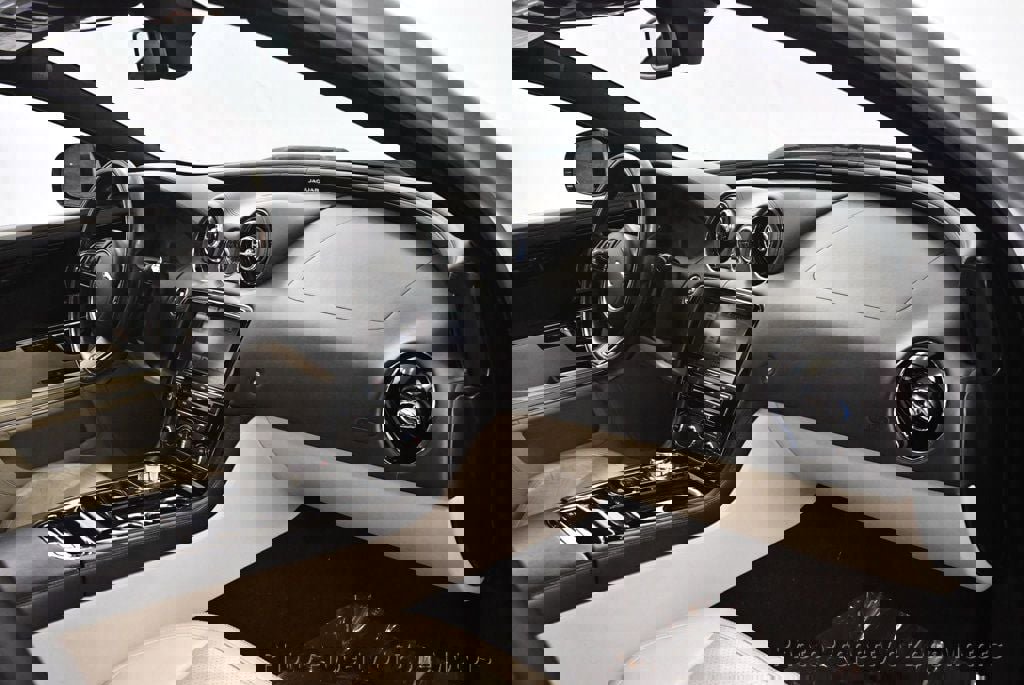 Used 2015 Jaguar XJ image 11