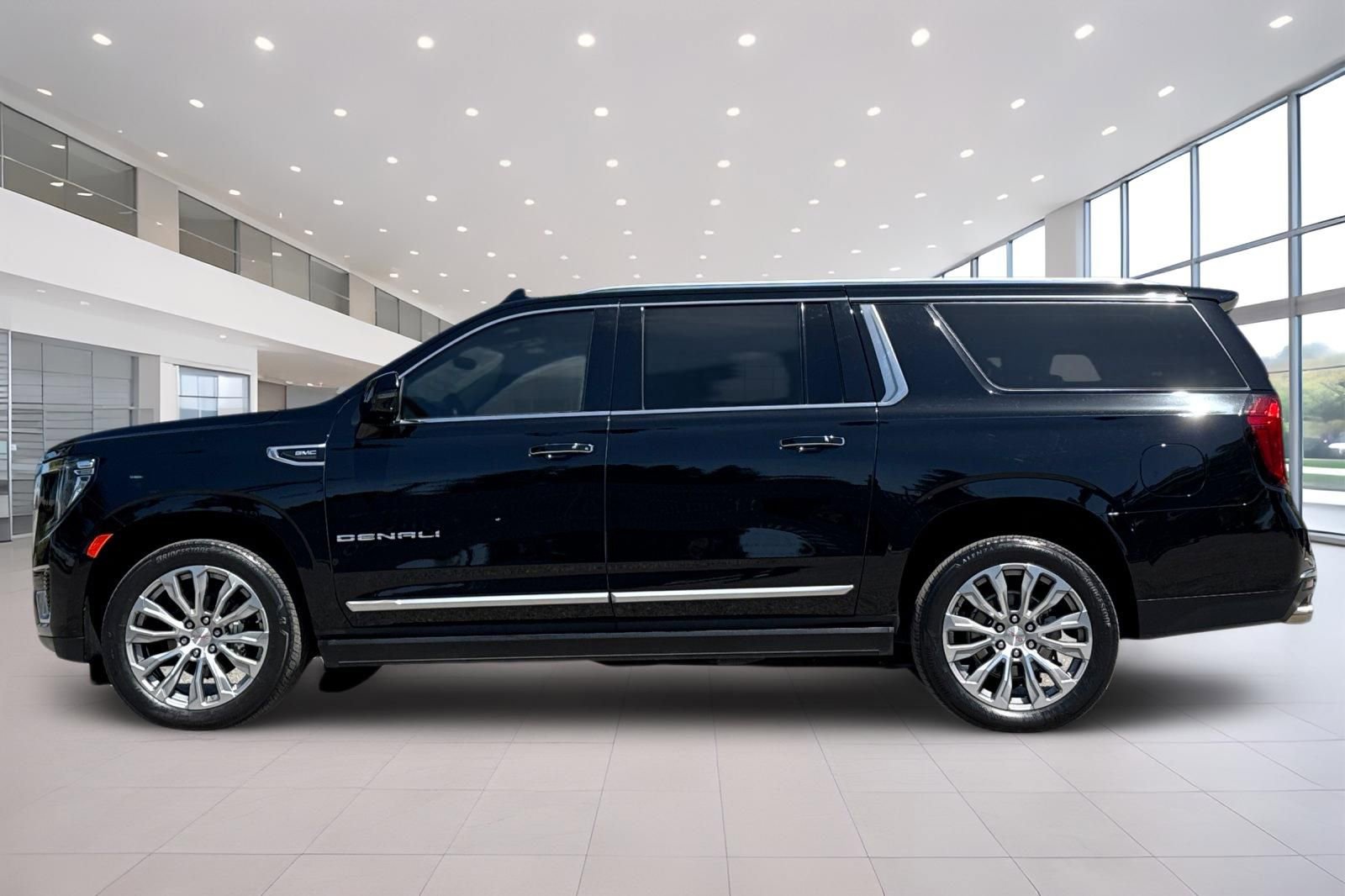 Used 2021 GMC Yukon XL Denali w/ Denali Premium Package image 7
