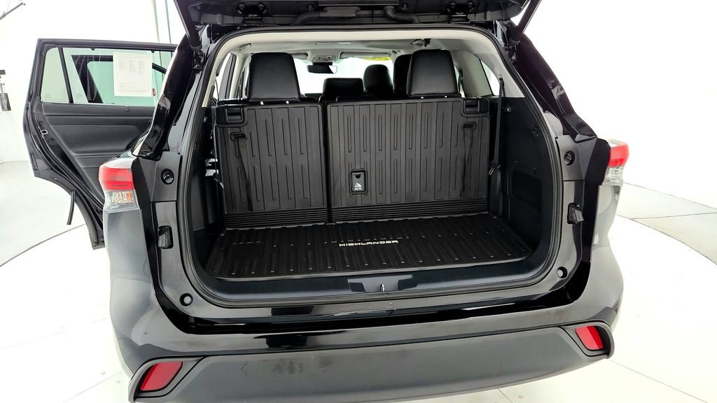 Used 2023 Toyota Highlander XLE AWD/4WD image 20