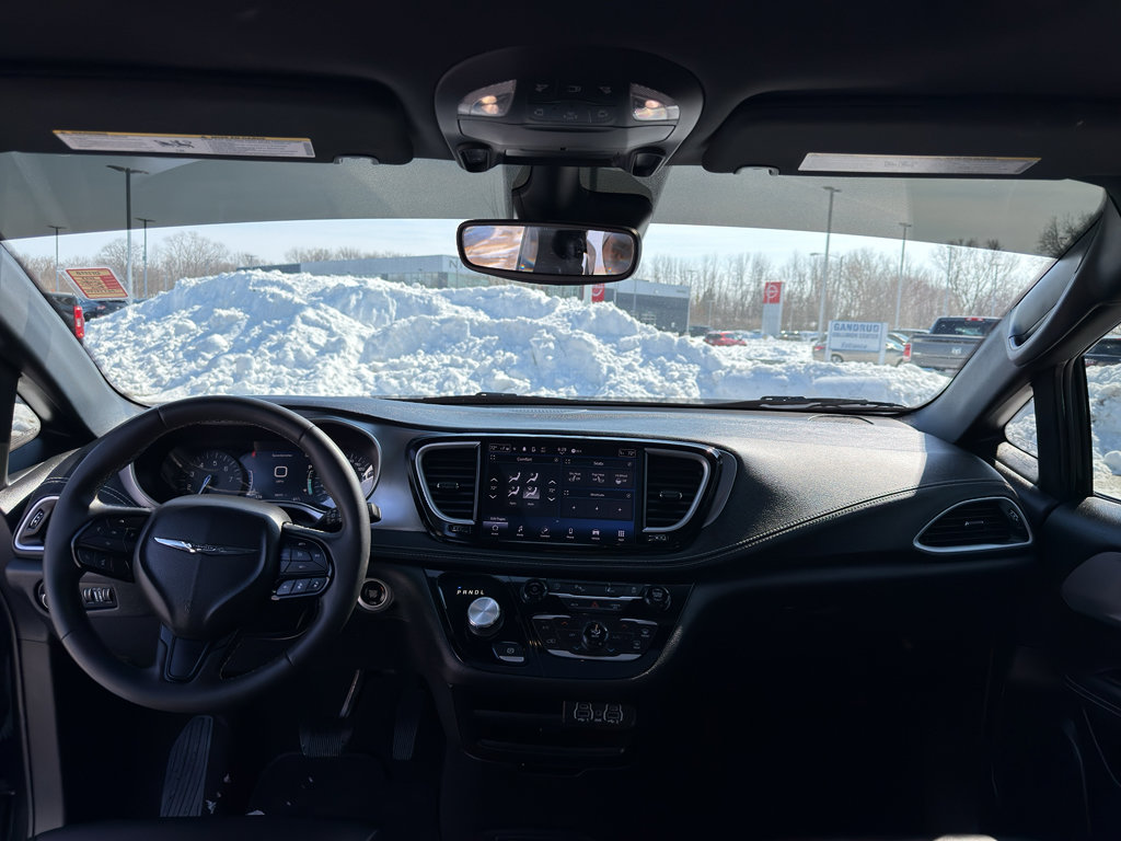 Used 2023 Chrysler Pacifica Touring-L w/ S Appearance Package image 29