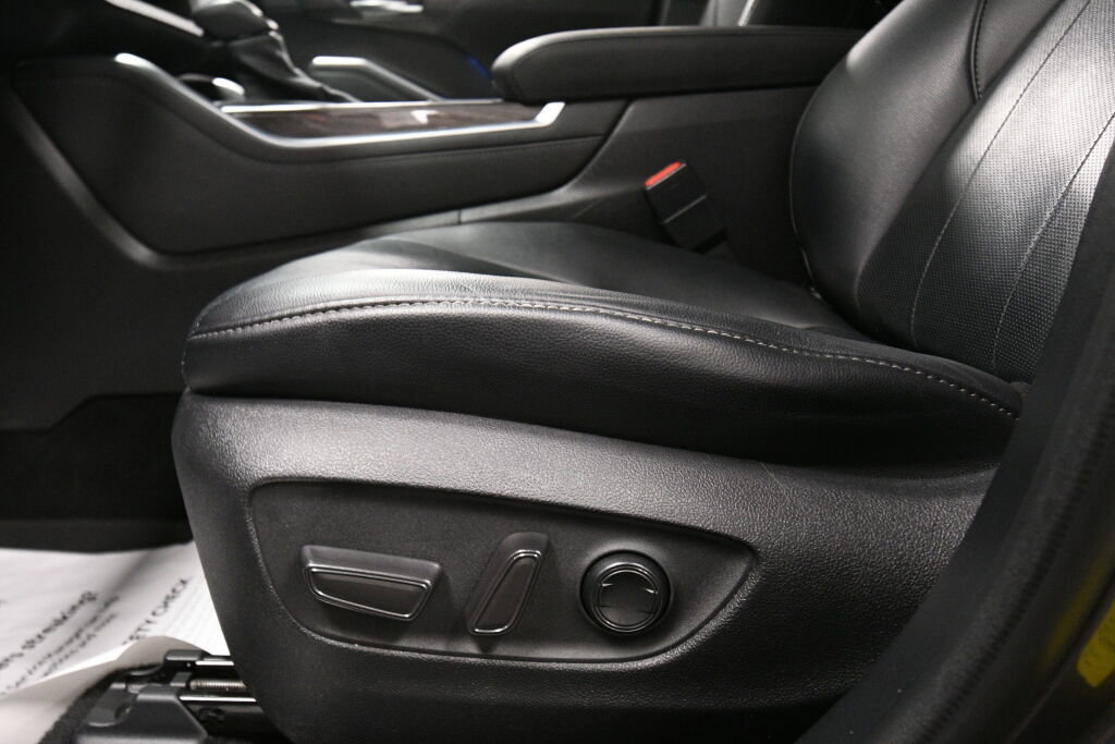 Used 2021 Toyota Highlander Limited image 10