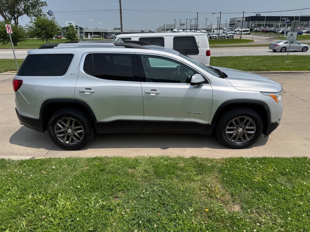 Used 2017 GMC Acadia SLT AWD/4WD image 6