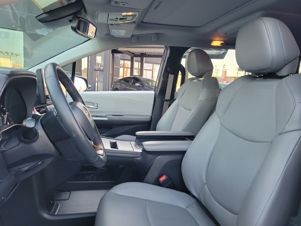 Used 2025 Toyota Sienna XLE w/ XLE Plus Package FWD image 18