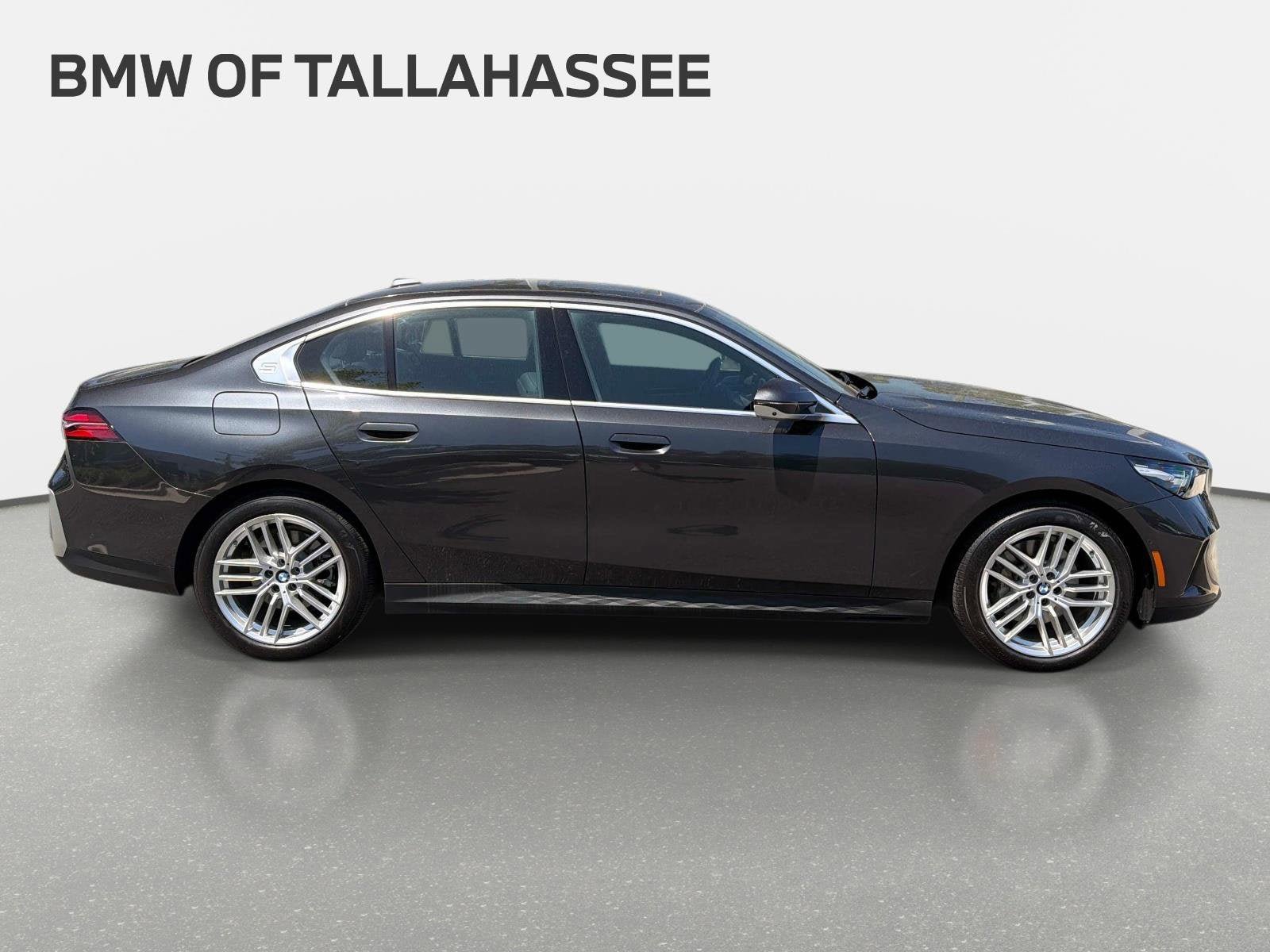 Used 2025 BMW 530i w/ Premium Package RWD image 4