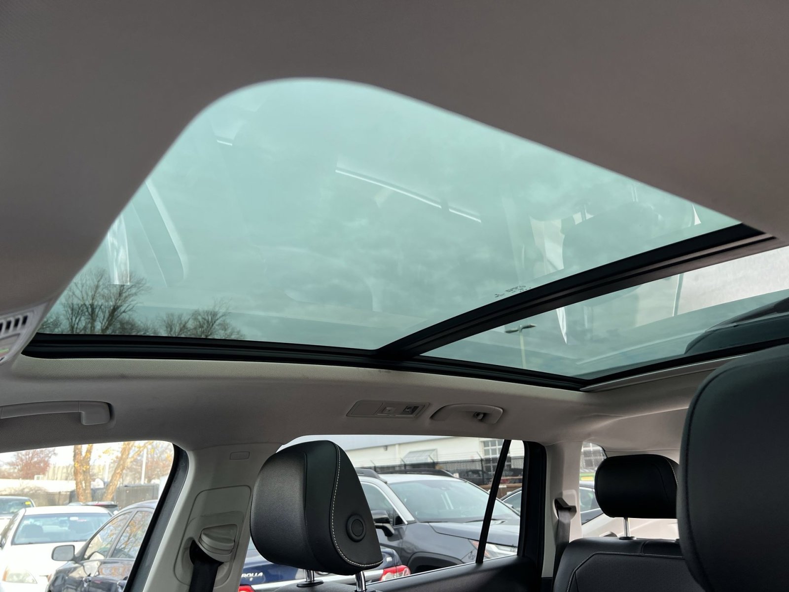 Used 2022 Volkswagen Tiguan SE w/ Panoramic Sunroof Package image 23