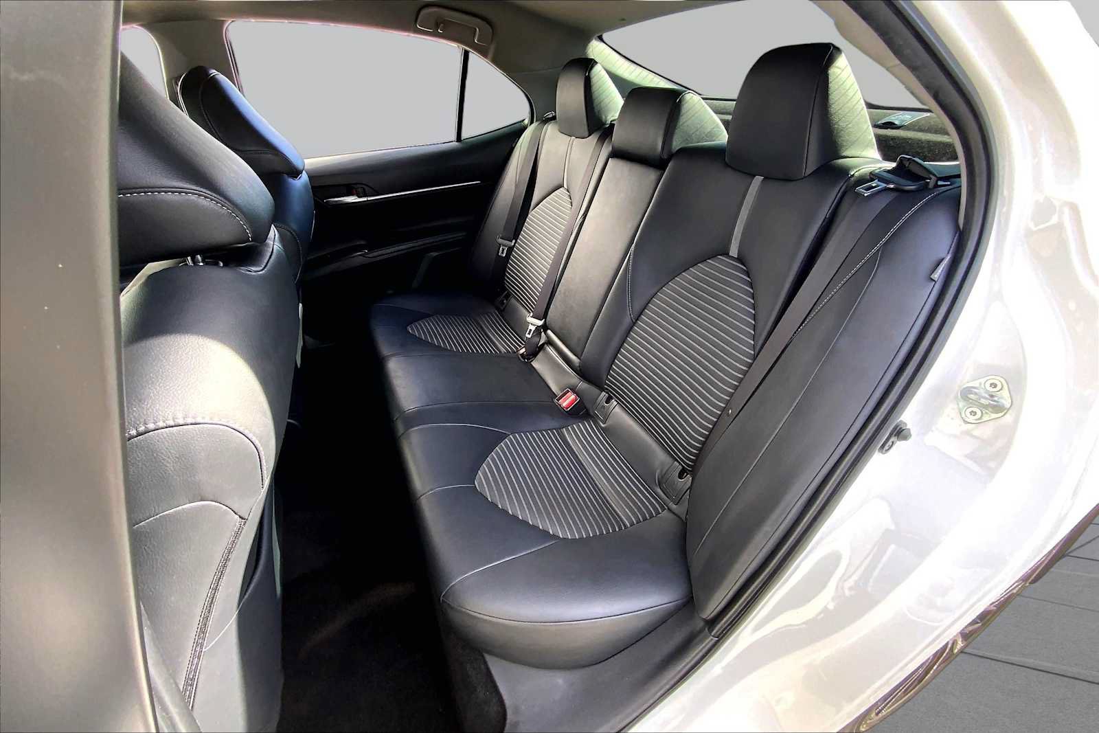 Used 2018 Toyota Camry SE FWD image 18