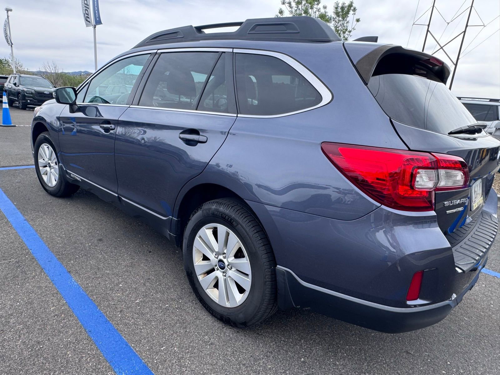 Used 2017 Subaru Outback 2.5i Premium AWD/4WD image 2