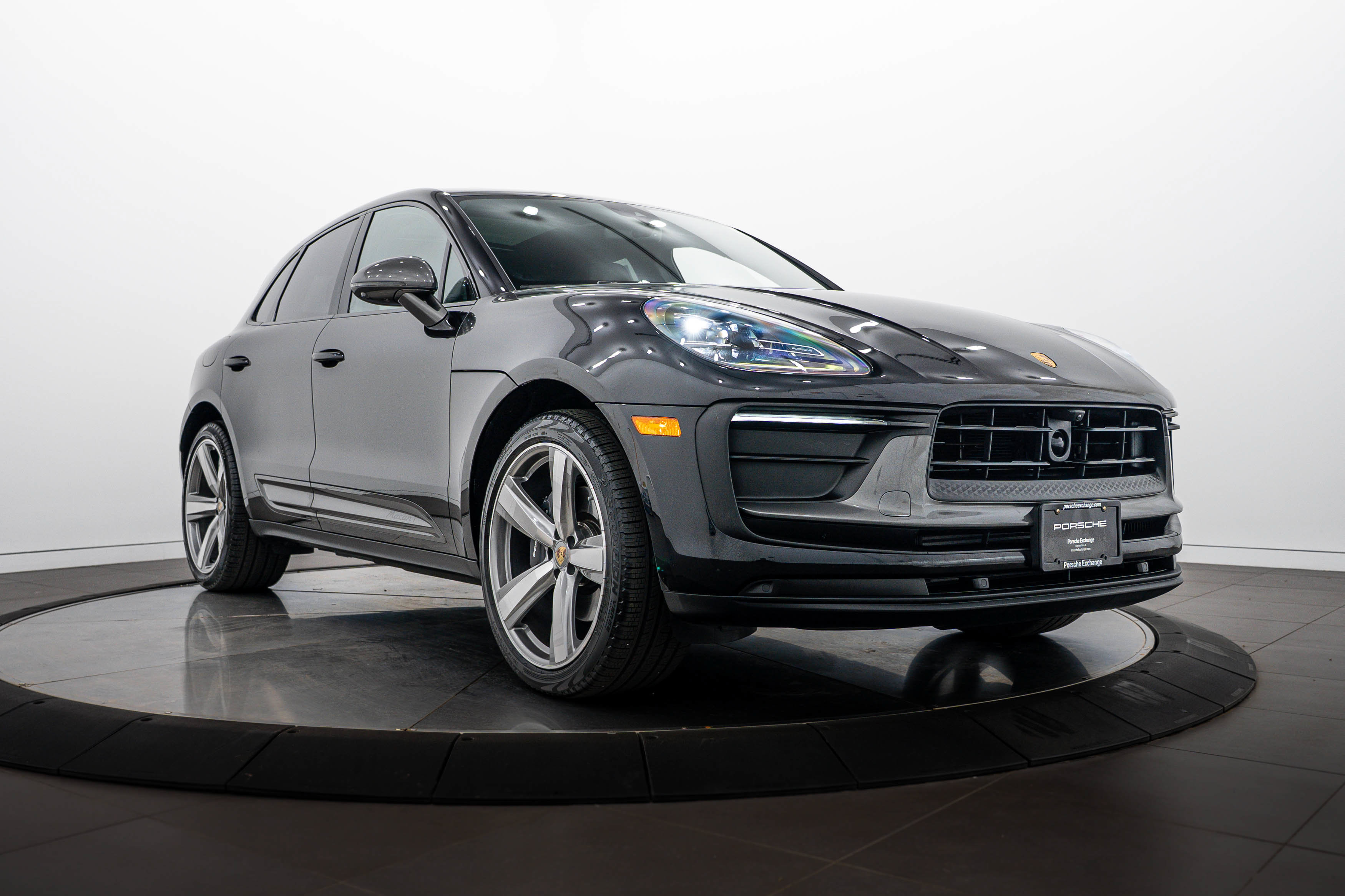 Certified 2026 Porsche Macan Turbo AWD/4WD image 9