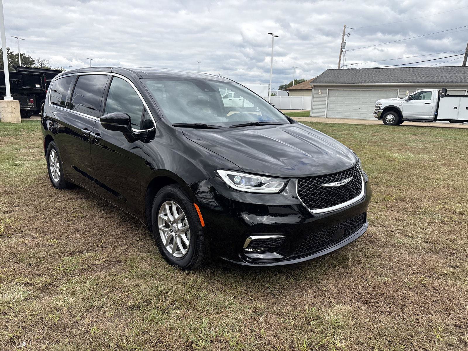 Used 2026 Chrysler Pacifica Select FWD image 3