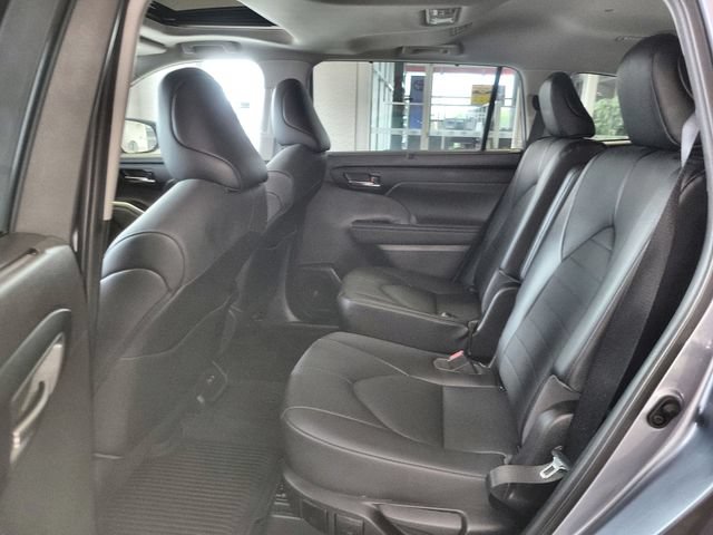 Used 2021 Toyota Highlander XLE AWD/4WD image 23