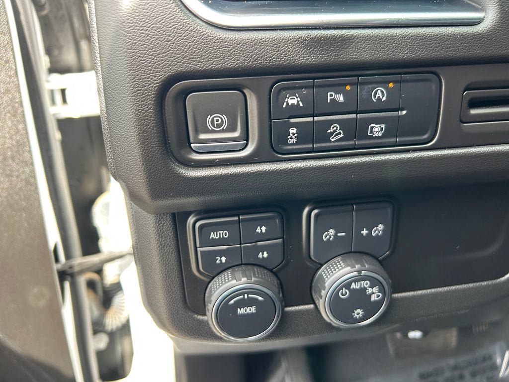 Used 2023 Chevrolet Tahoe Z71 w/ Luxury Package AWD/4WD image 19