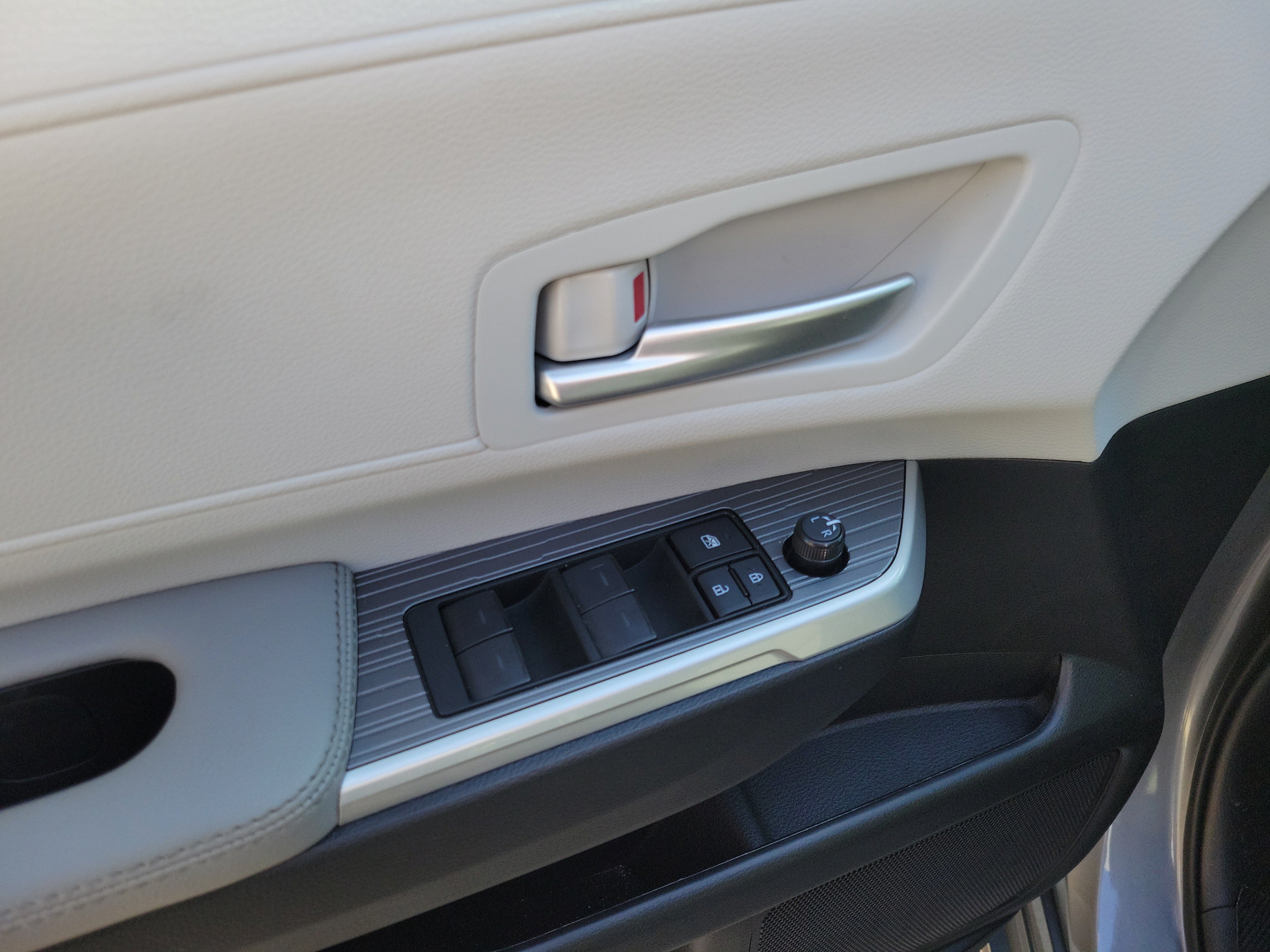 Certified 2026 Toyota Sienna XLE FWD image 13
