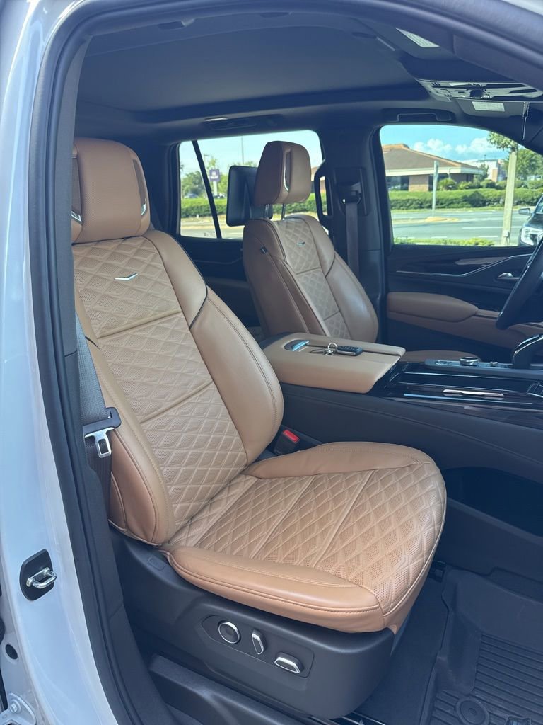Used 2024 Cadillac Escalade Premium Luxury AWD/4WD image 9
