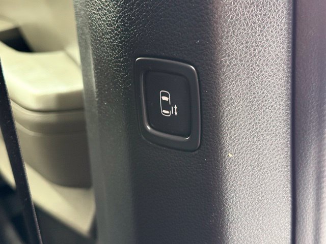 Used 2025 Kia Carnival FWD image 30