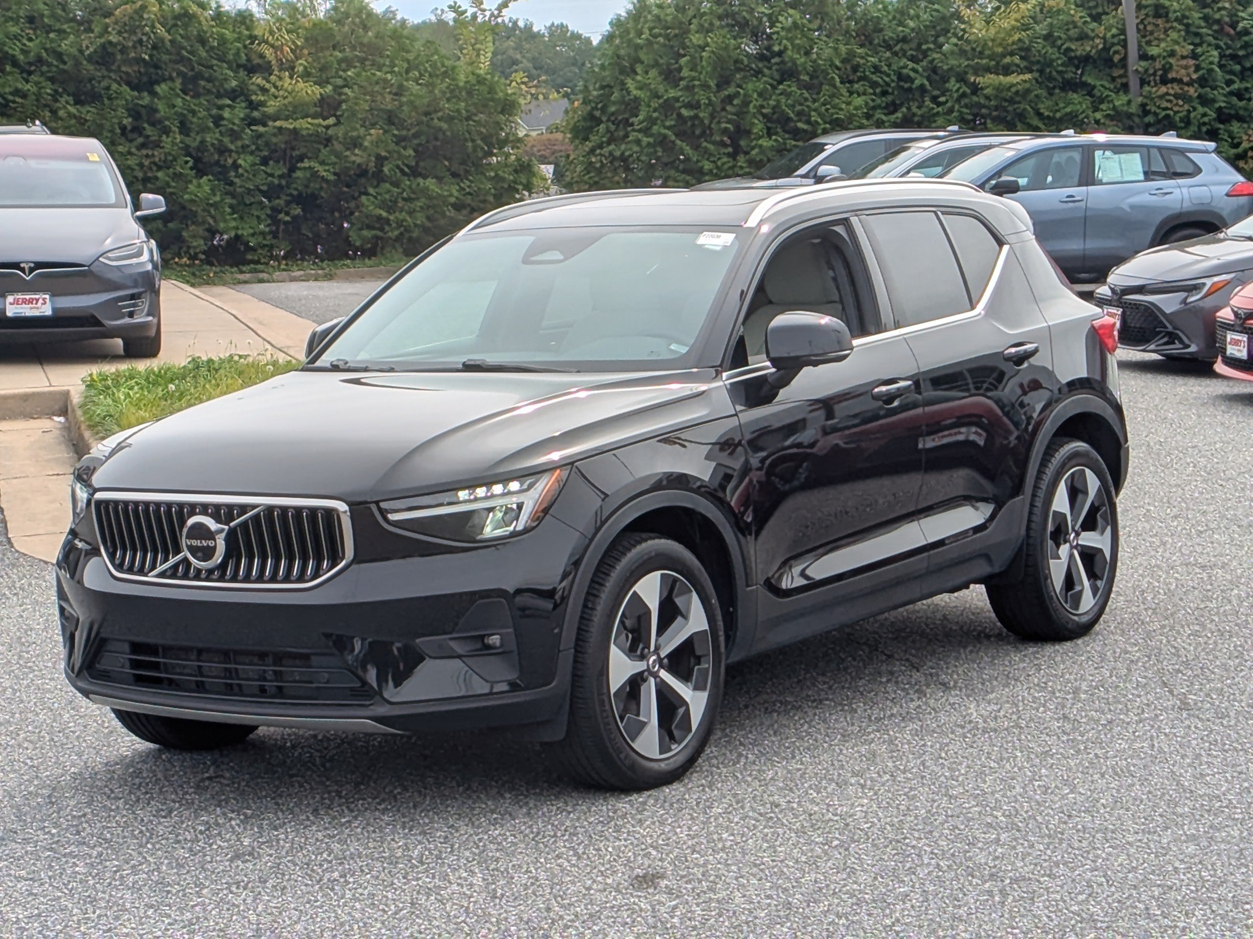 Used 2023 Volvo XC40 B5 Plus w/ Protection Package Premier AWD/4WD image 4