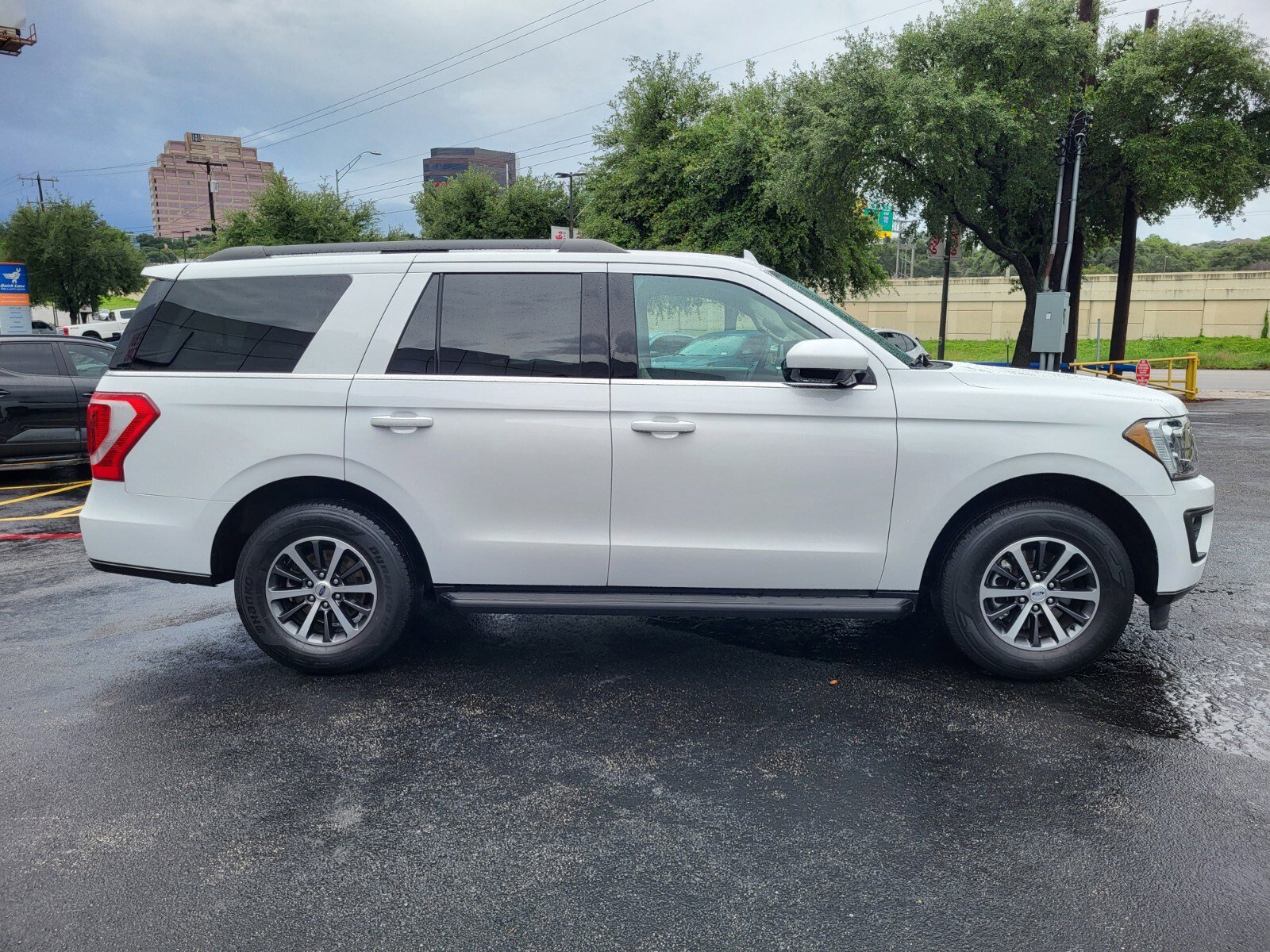 Used 2021 Ford Expedition XLT RWD image 2
