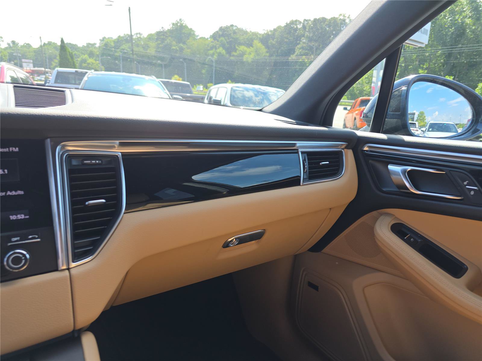 Used 2018 Porsche Macan AWD/4WD image 24