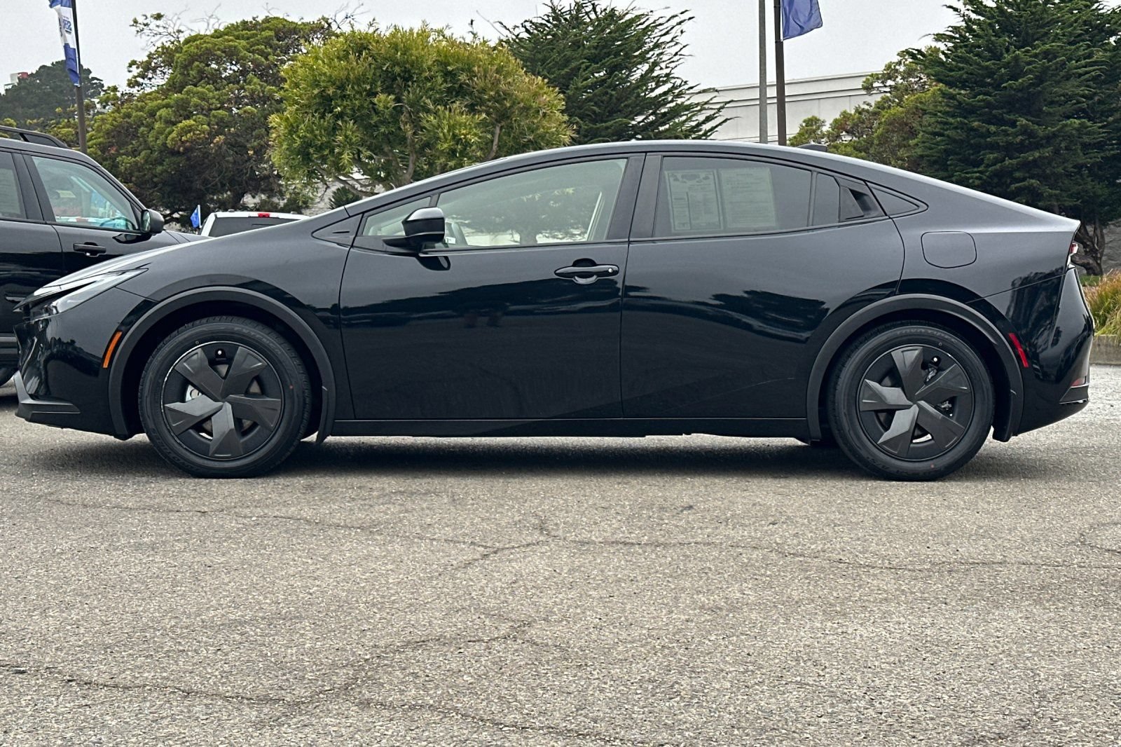 Used 2024 Toyota Prius LE FWD image 9