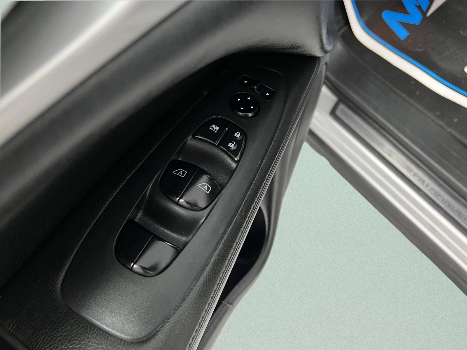 Used 2019 Nissan Pathfinder SL AWD/4WD image 16