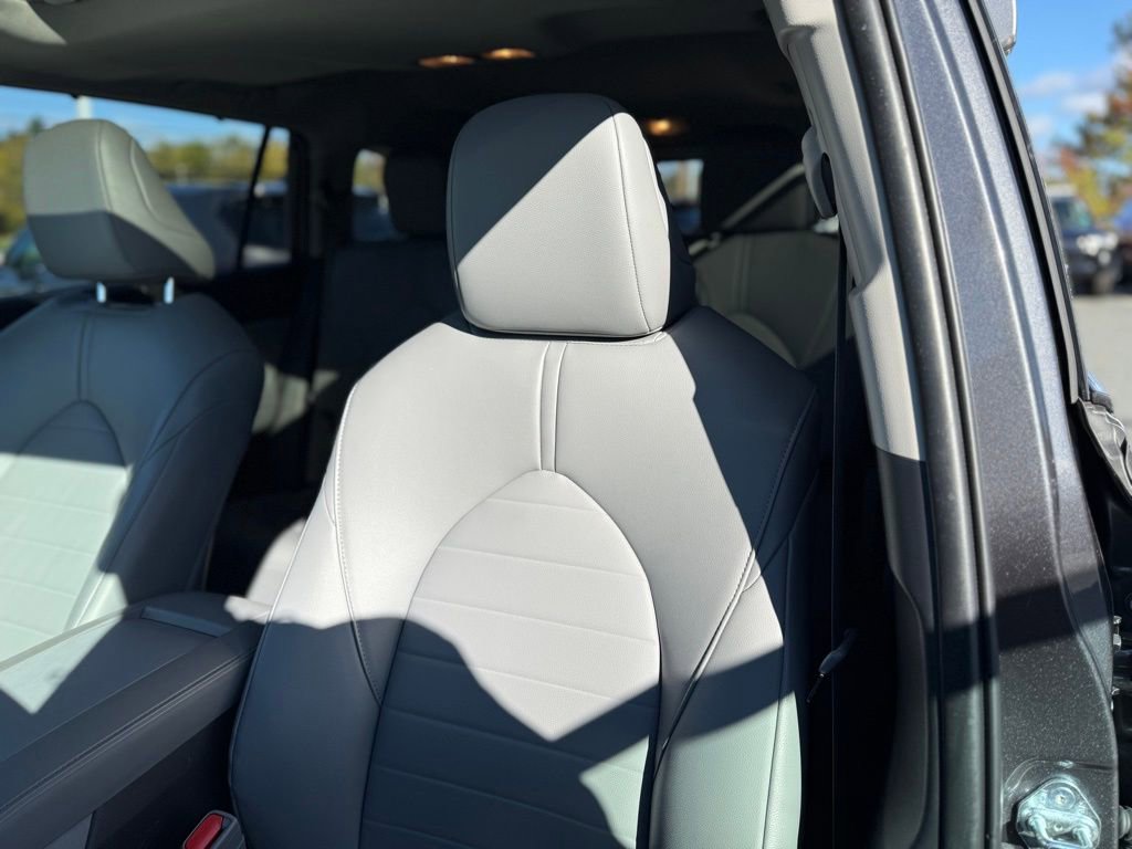 Certified 2025 Toyota Highlander XLE image 13