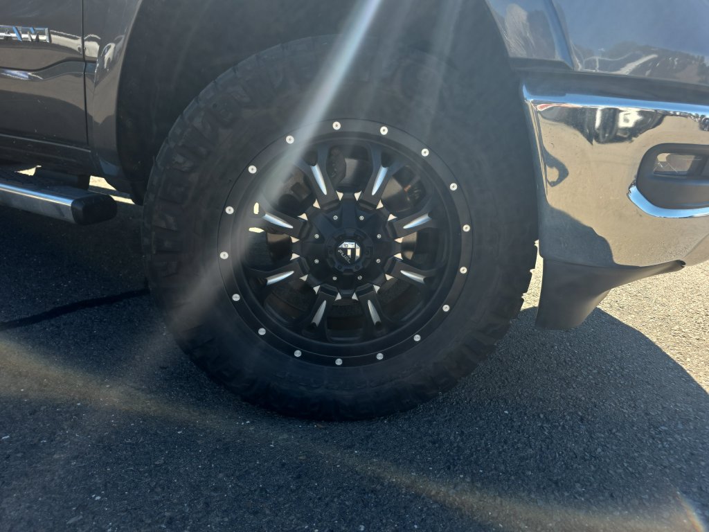 Used 2019 RAM 1500 Laramie AWD/4WD image 11