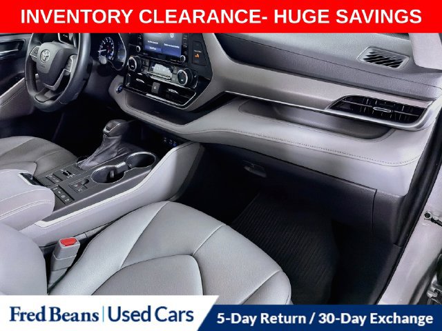 Used 2022 Toyota Highlander XLE AWD/4WD image 37