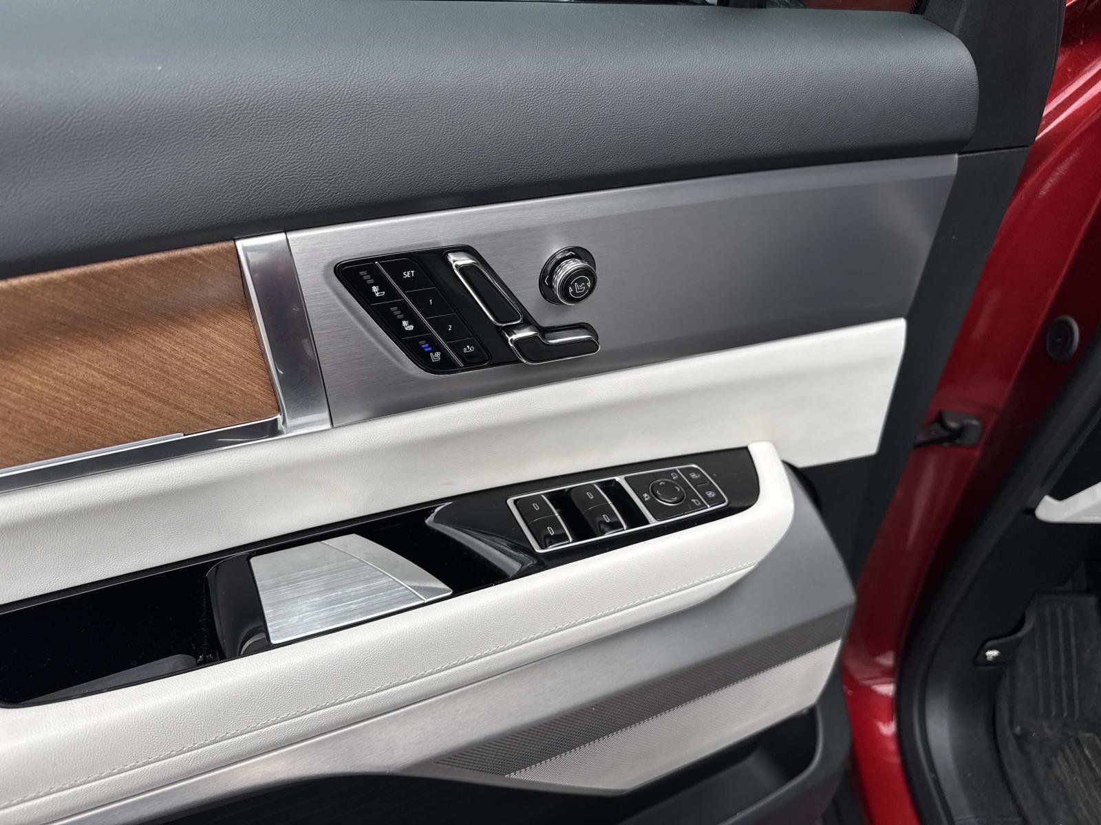 New 2026 Cadillac Vistiq Luxury w/ LPO, Floor Liner Package AWD/4WD image 19