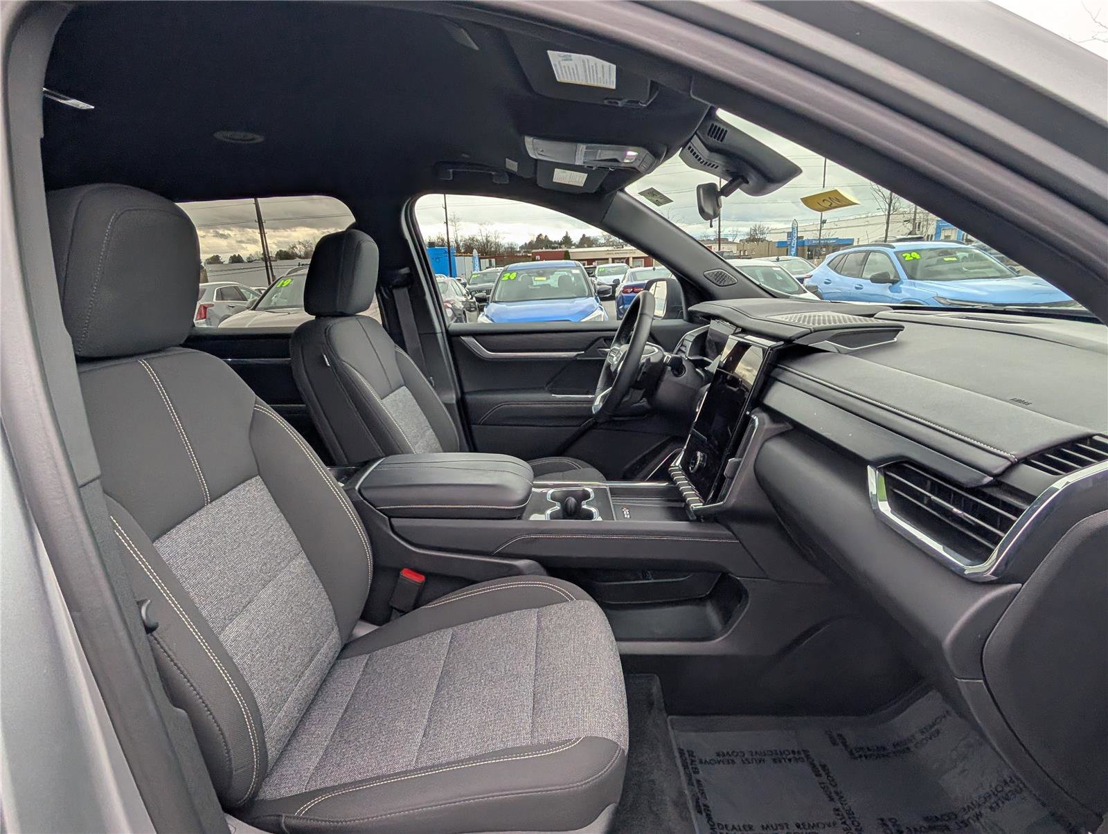 Used 2025 GMC Acadia Elevation image 10