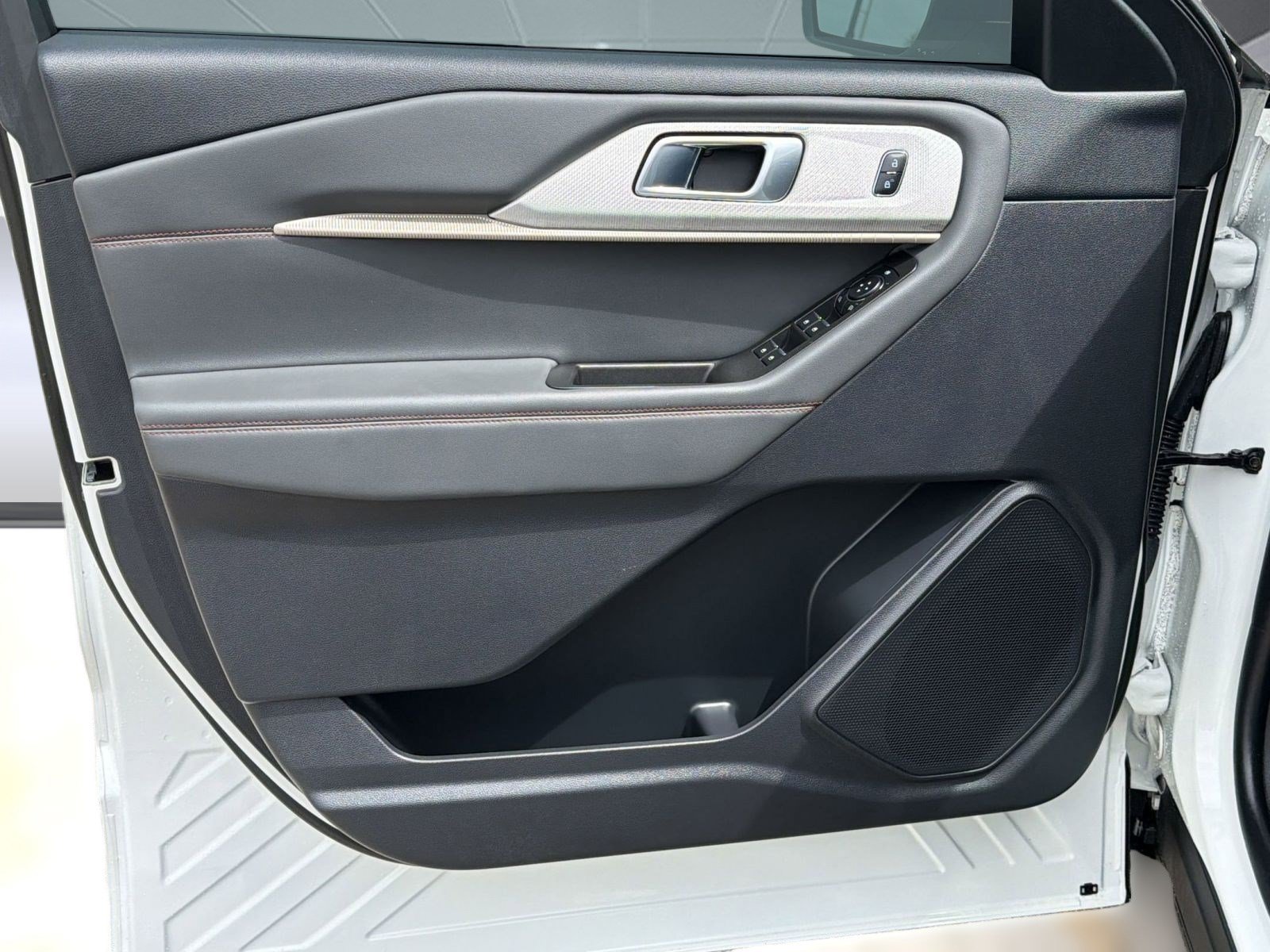 Certified 2025 Ford Explorer Active w/ Active Comfort Package RWD image 13
