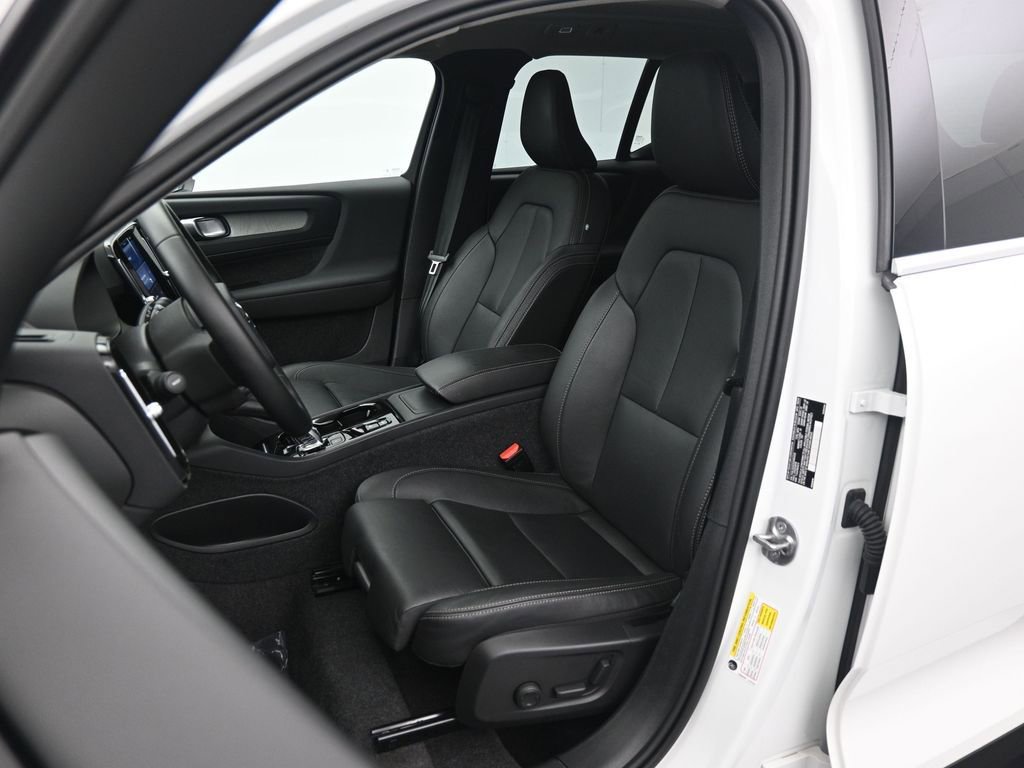 Used 2025 Volvo XC40 B5 Plus image 10