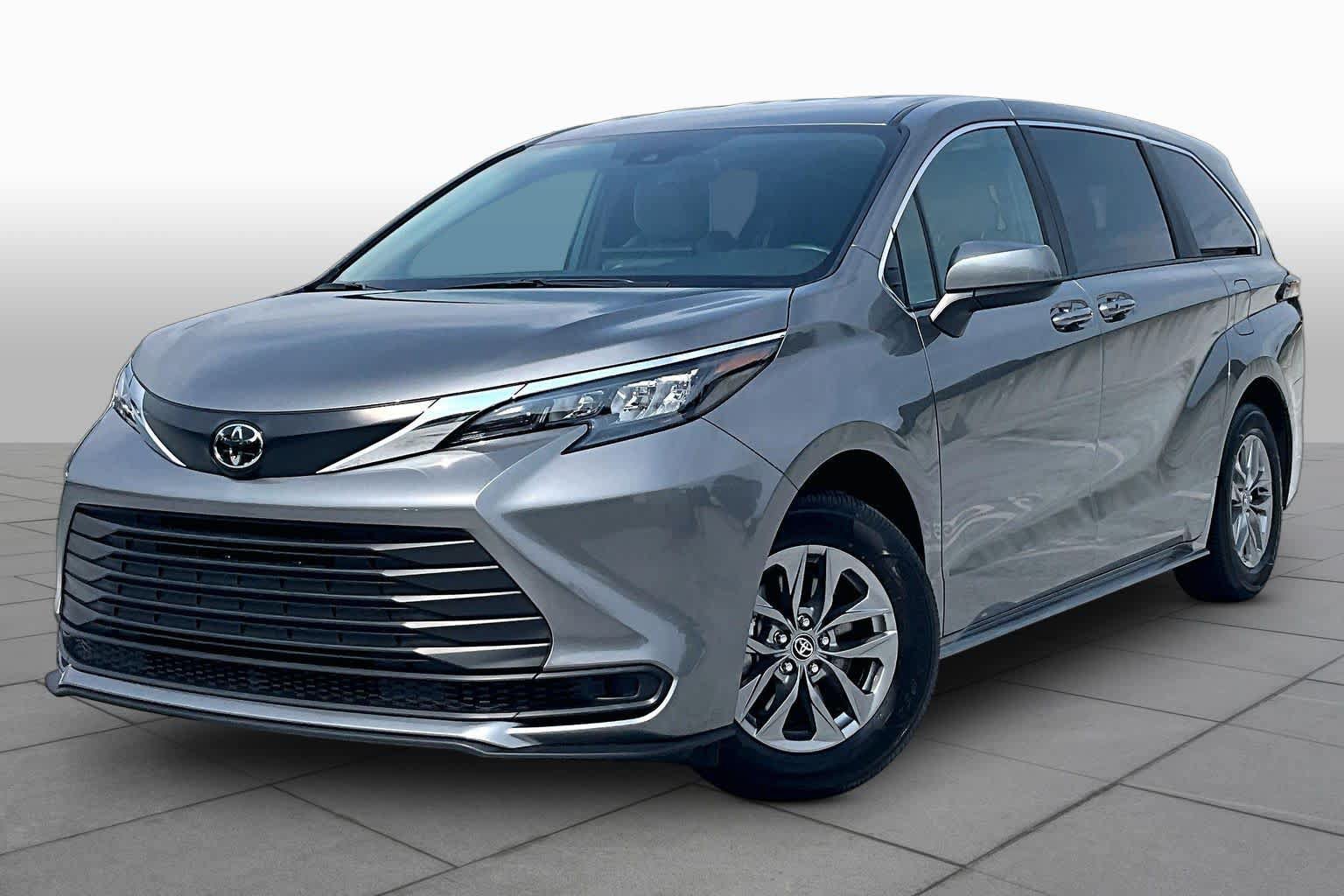 Used 2026 Toyota Sienna LE FWD image 1