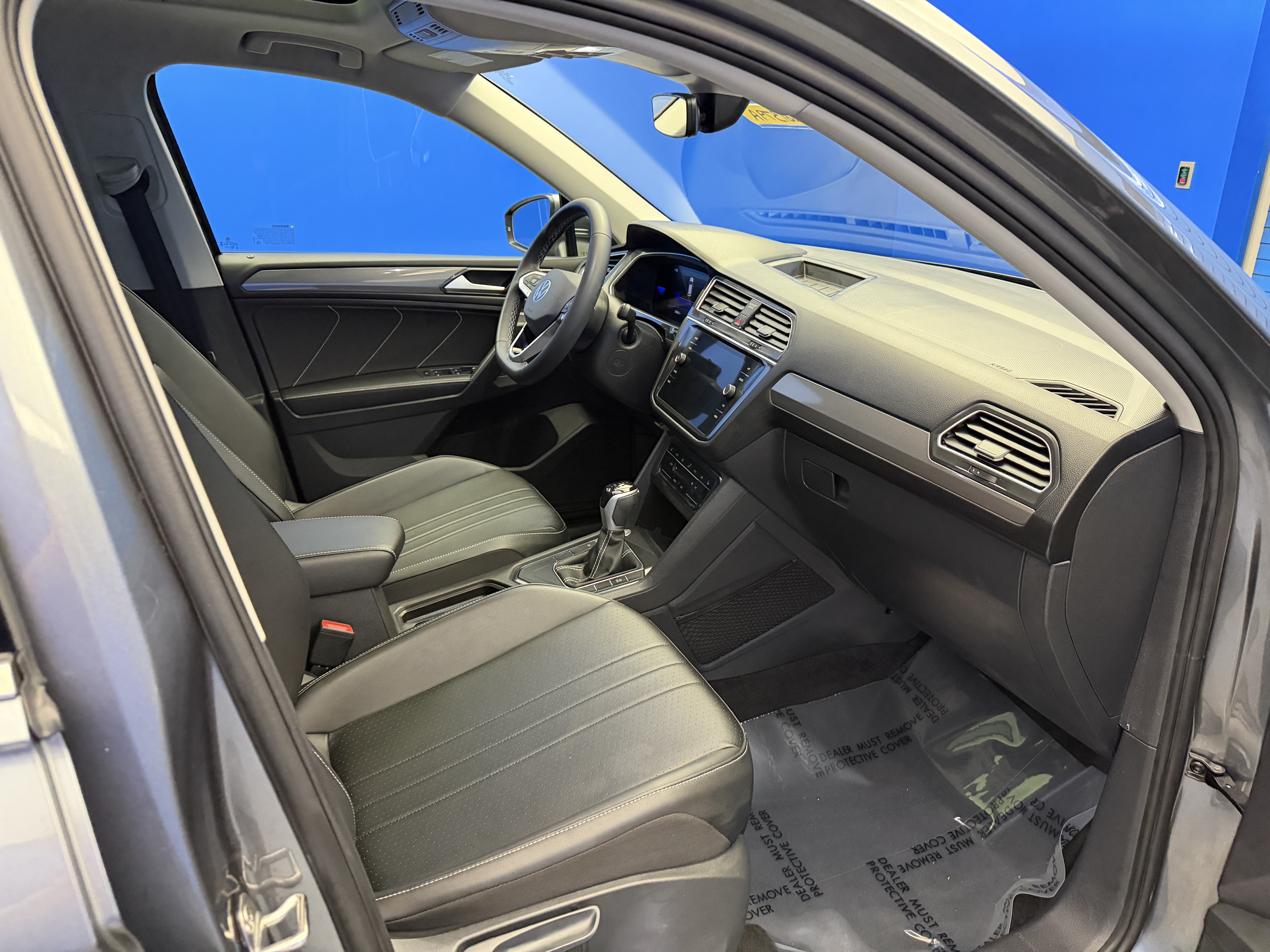 Used 2023 Volkswagen Tiguan SE w/ Panoramic Sunroof Package FWD image 23