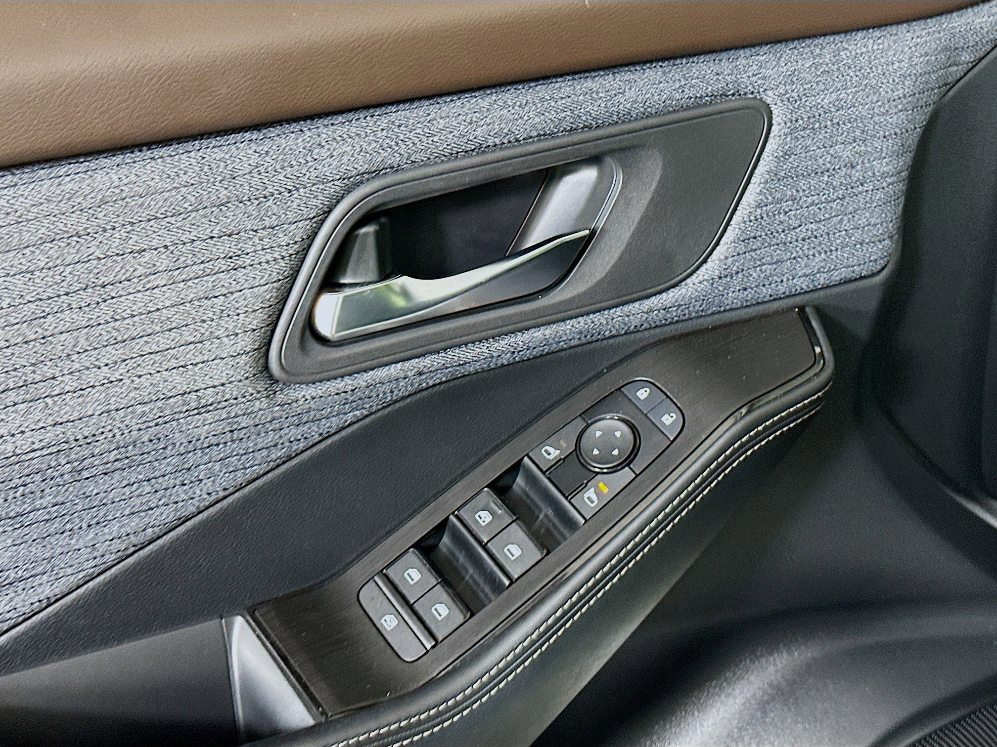 Used 2023 Nissan Rogue SV image 15