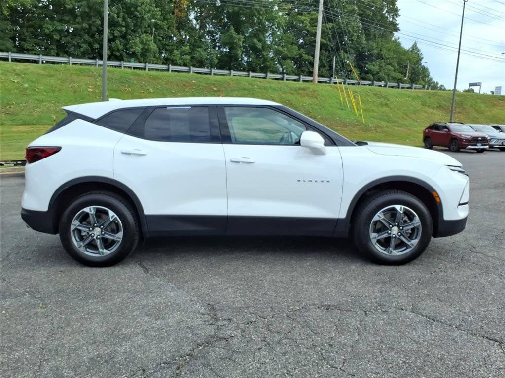 Used 2025 Chevrolet Blazer LT FWD image 2