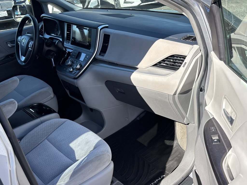 Used 2017 Toyota Sienna LE image 28