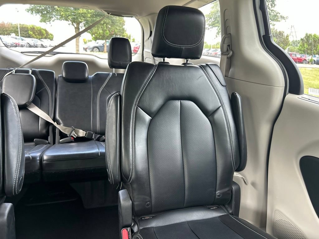 Used 2023 Chrysler Pacifica Touring-L FWD image 14