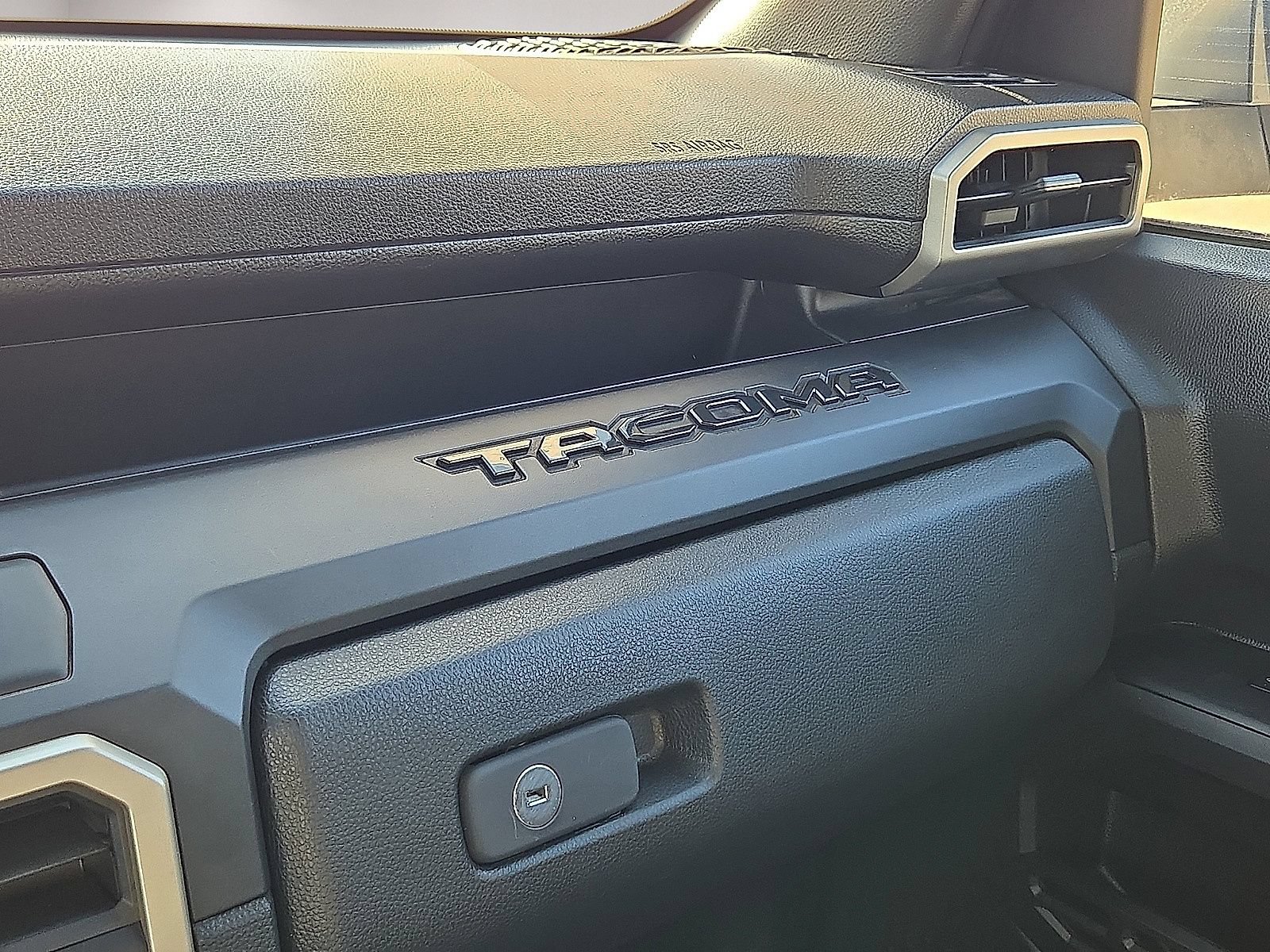 Used 2025 Toyota Tacoma SR AWD/4WD image 30