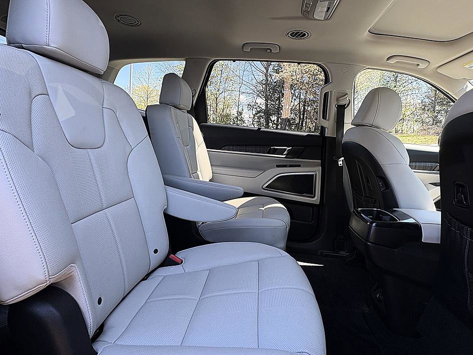 Used 2023 Kia Telluride EX w/ EX Captain's Chair Package AWD/4WD image 12