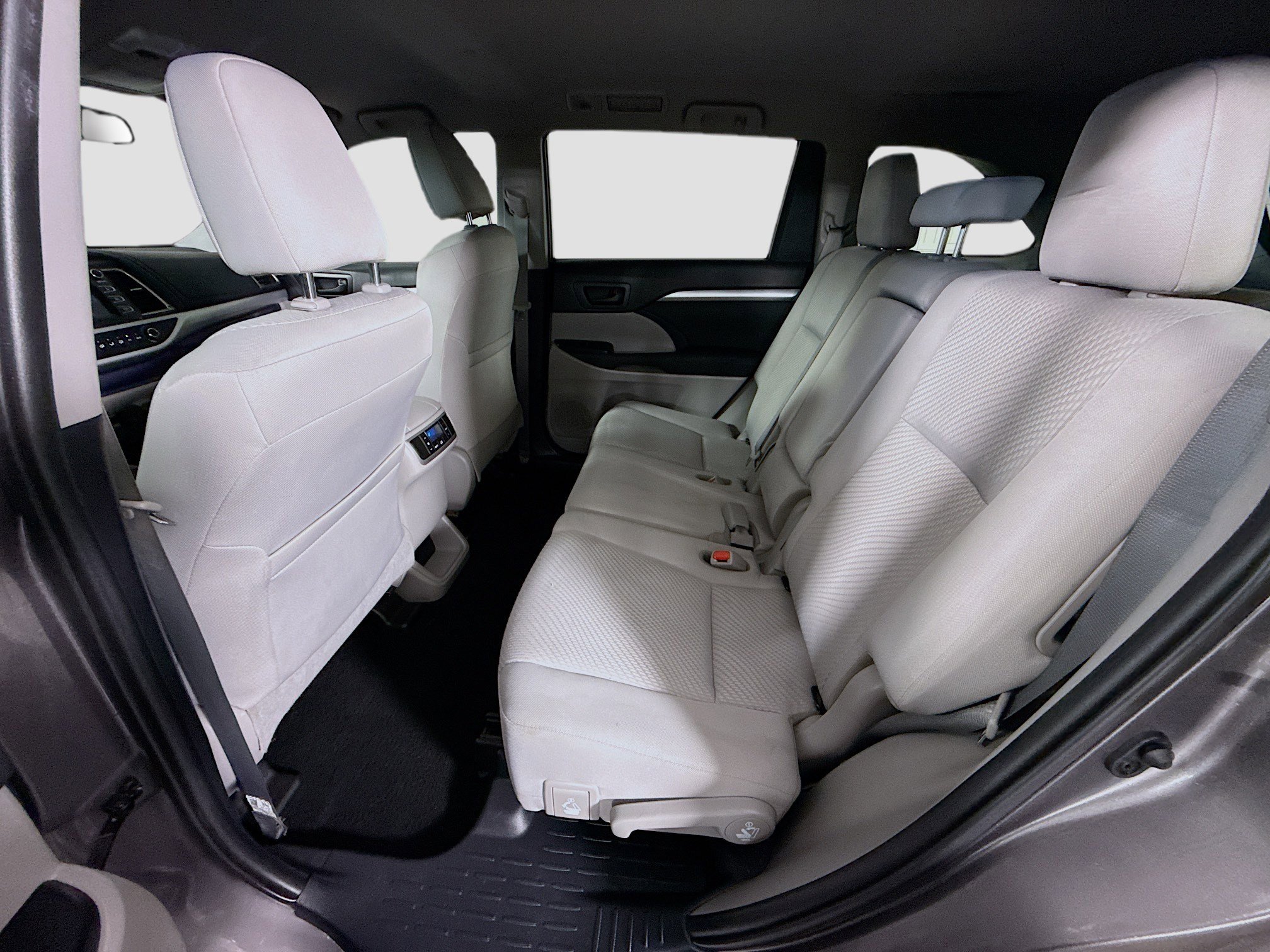 Used 2019 Toyota Highlander LE image 24