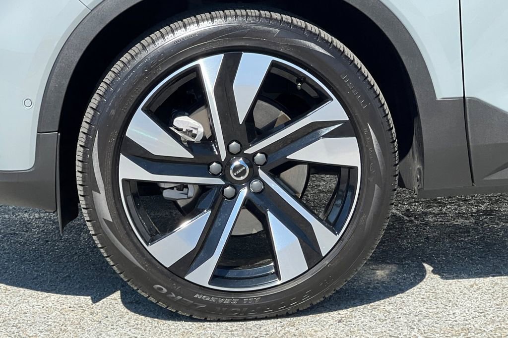 Used 2024 Volvo XC40 B5 Plus w/ Protection Package Premier image 26