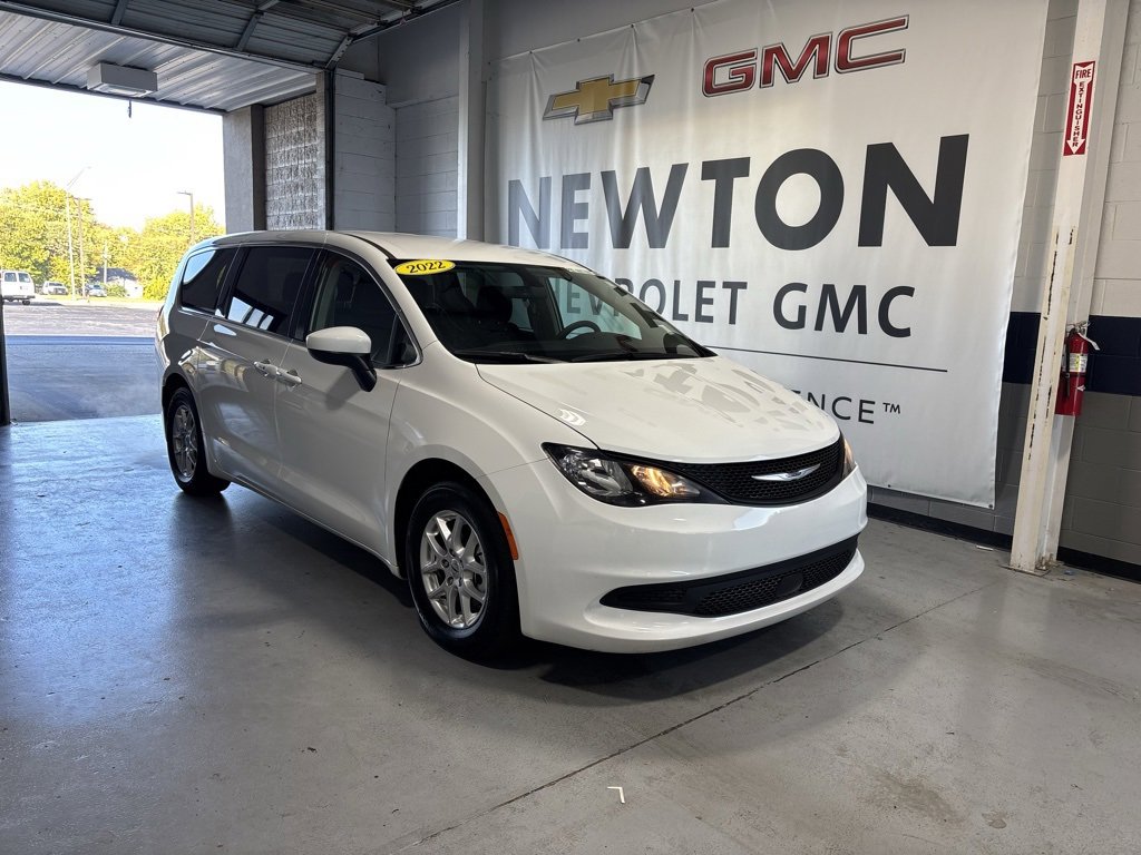 Used 2022 Chrysler Voyager LX image 2
