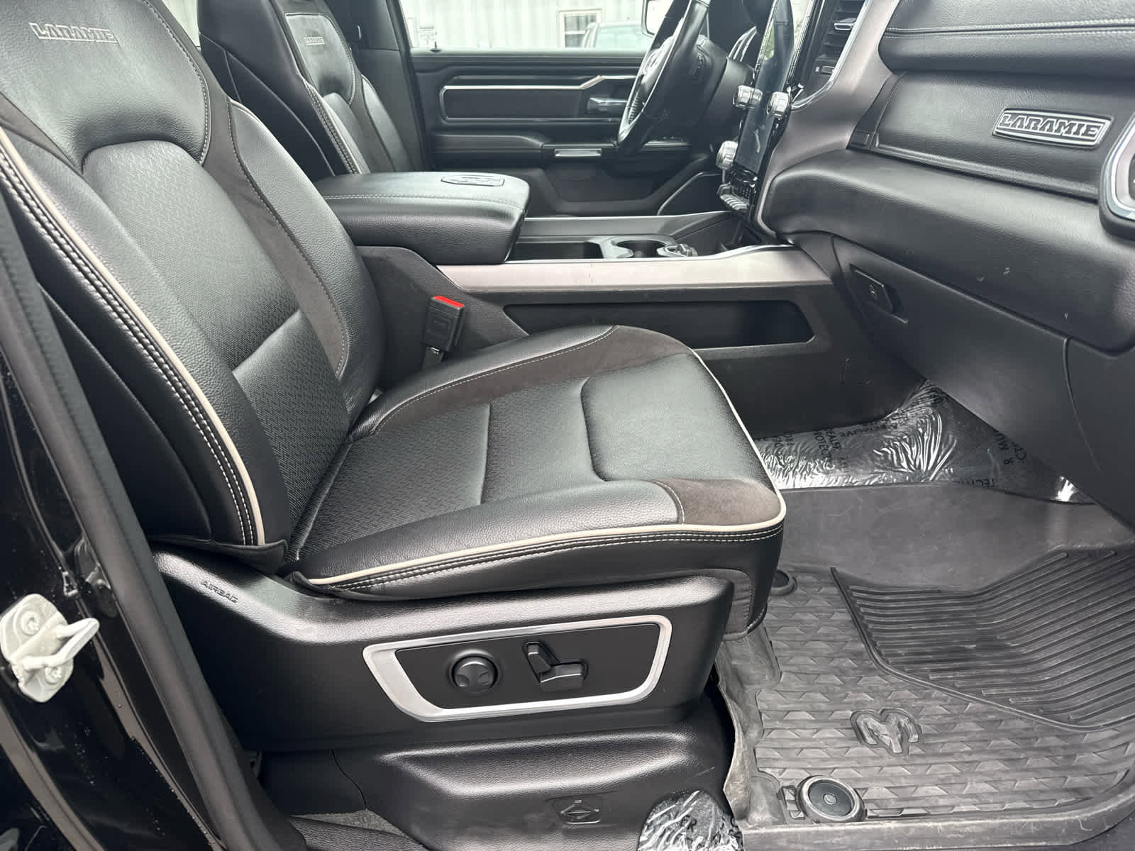 Used 2024 RAM 1500 Laramie AWD/4WD image 12