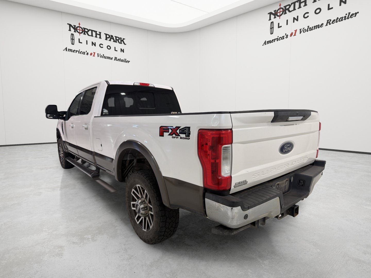 Used 2017 Ford F350 Lariat w/ Lariat Value Package AWD/4WD image 3