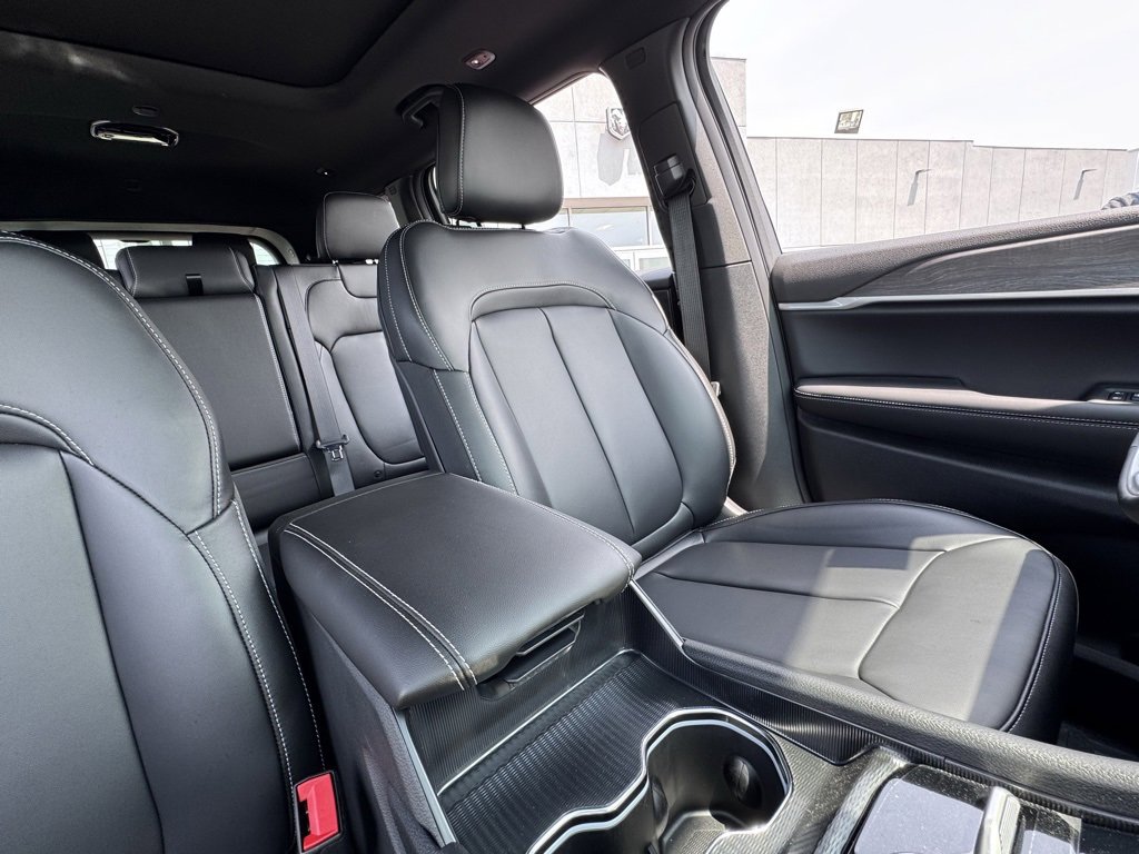 New 2025 Jeep Grand Cherokee L Limited w/ Black Appearance Package image 18